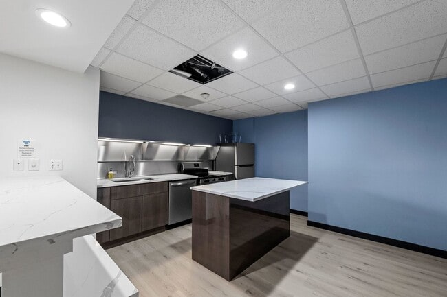 Building Photo - 2020 N Lincoln Park W