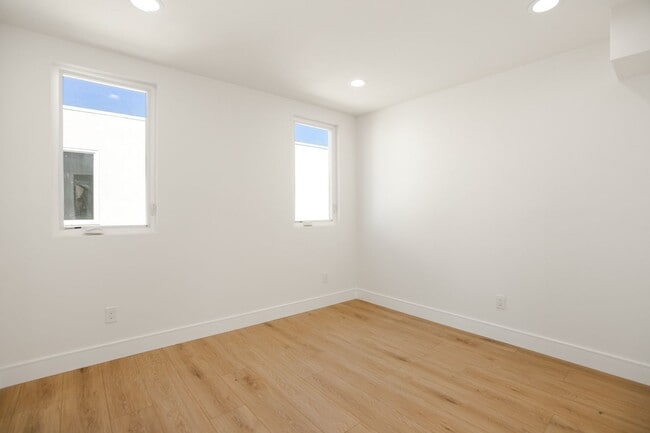 Building Photo - BRAND NEW TOWNHOUSE! One Month Free!