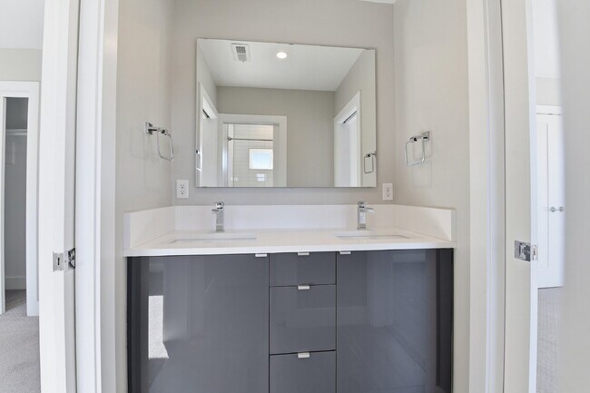 Building Photo - $5,640.95, $300 off the first month's rent, 4 Beds - 5 Bath, Townhouse in Denver with Office!