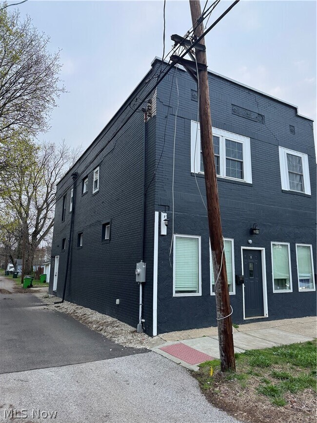 Building Photo - 667 W Park Ave