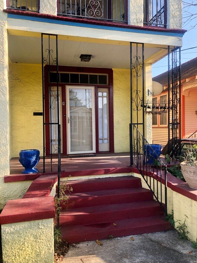 Building Photo - Spacious 2BD with Sun Room and Large Backyard