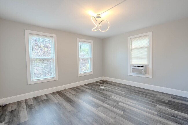 Building Photo - 37 Quintard Ave