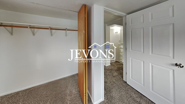 Building Photo - Two-story home just minutes from Yakima Valley College.