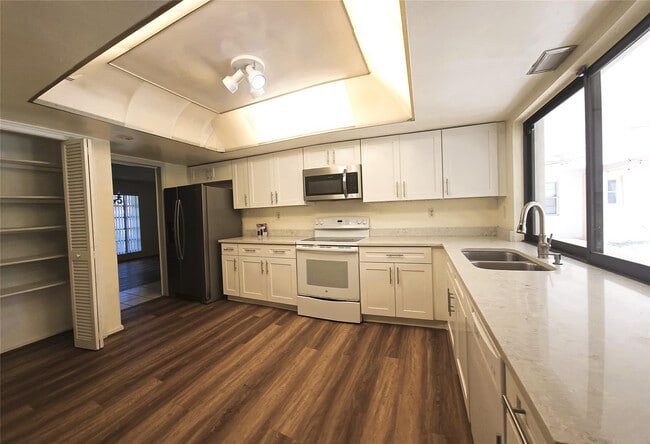 Building Photo - 7450 SW 15th St