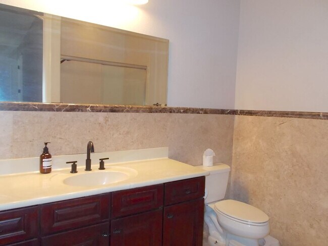 Building Photo - Spacious 4 Bed / 5 Bath Two-Story Home wit...