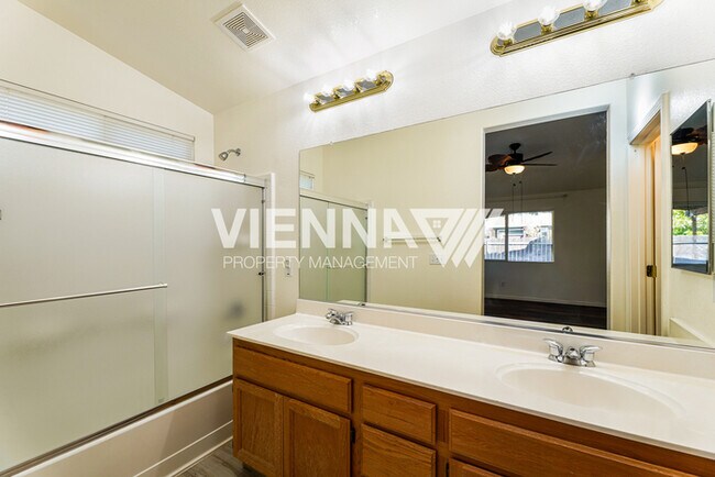 Building Photo - Cute 3 Bedroom Home in Twelve Bridges