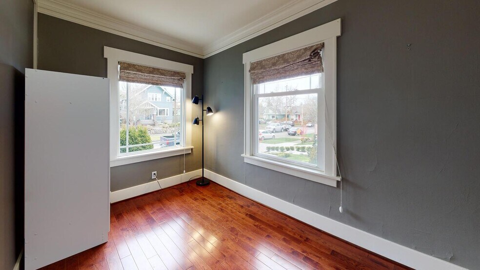 Building Photo - 812 W Bothwell St