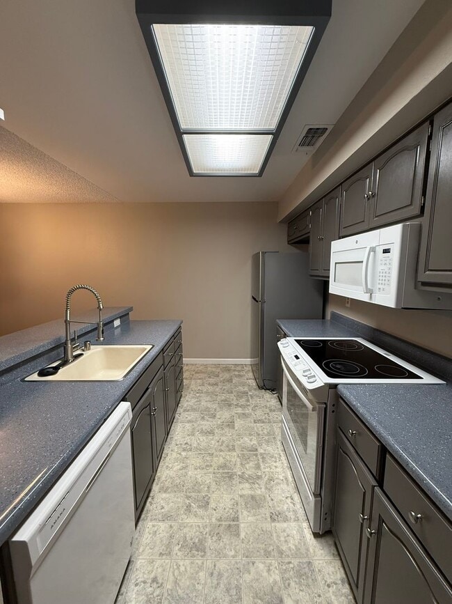 Building Photo - 2 bed 1 bath condo available in Natomas area