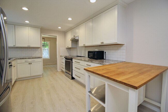 Building Photo - Freshly Remodeled Sprawling 3 Bed, 2 Bath ...