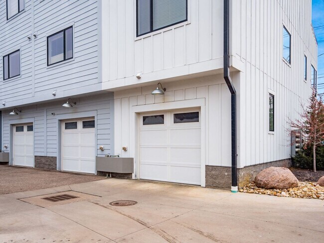 Building Photo - Luxury Living at Four X Five Condos