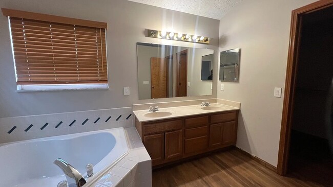 Building Photo - 6752 Riverside Glen Ct