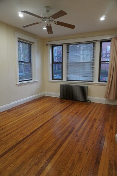 Building Photo - 240 Kelton St