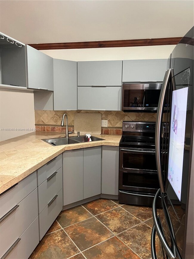 Building Photo - 5221 SW 154th Pl