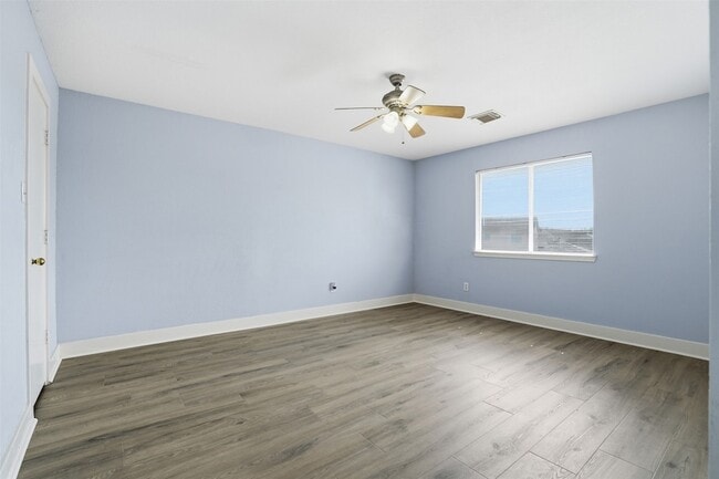 Building Photo - 11930 Longwood Garden Way