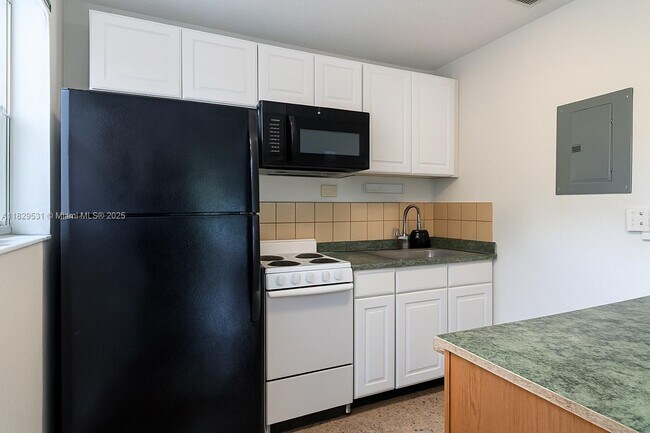 Building Photo - 605 SW 14th Terrace