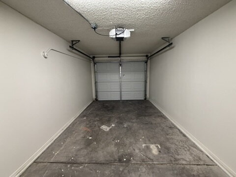 Building Photo - 3 bed 2 bath with garage $1,400 Rent