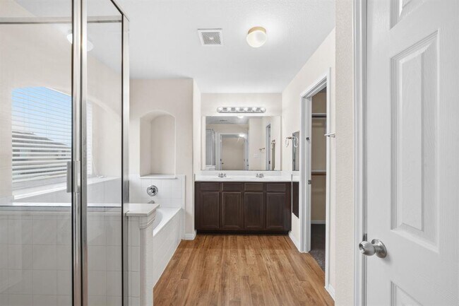 Building Photo - 601 Silver Wing Dr