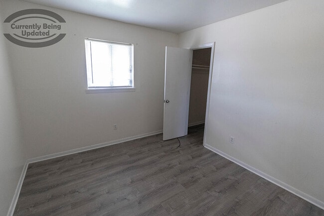 Building Photo - 701 W Cunningham Dr