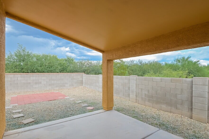 Building Photo - 2399 E Calle Arroyo Lindo