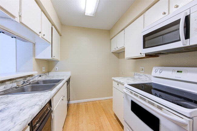 Building Photo - 3055 Walnut Bend Ln