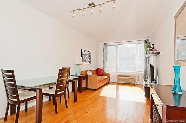 Building Photo - 13-11 Jackson Ave