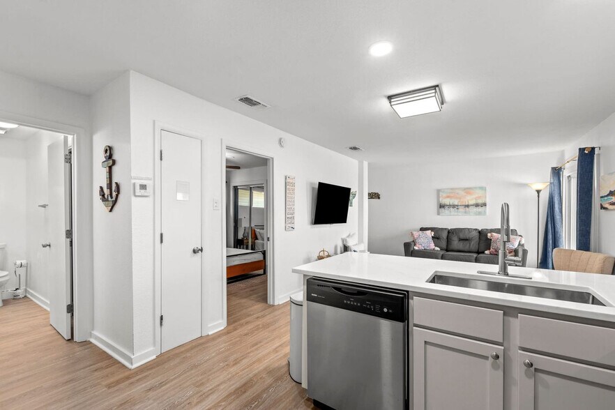 Building Photo - 4000 Gulf Terrace Dr