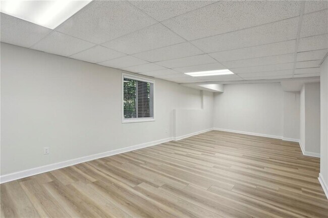 Building Photo - 545 Woodman Pl