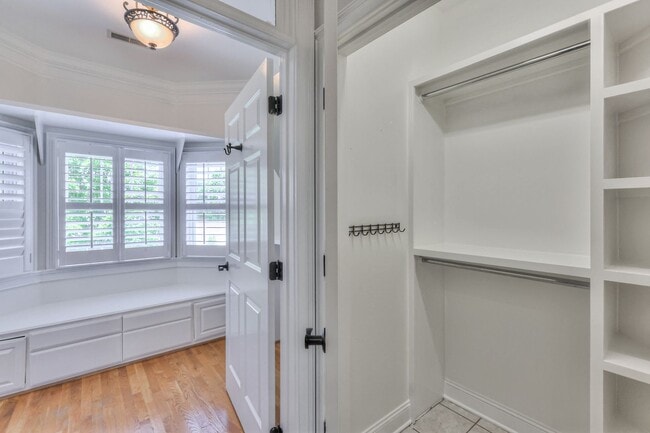 Building Photo - Perfect Brownstone in Sylvan Park near West End