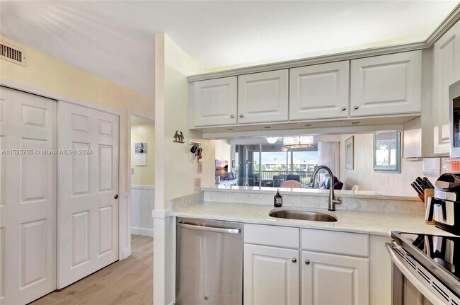 Building Photo - 353 S US Hwy 1