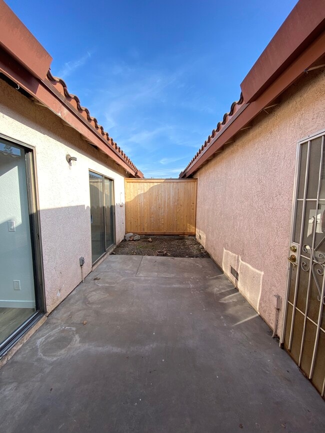 Building Photo - 10417 Hayford St