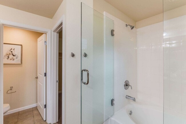 Building Photo - Stunning Top-Floor Condo with Open Layout,...