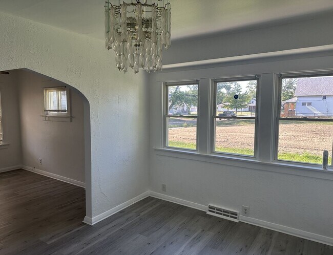 Building Photo - Three Bedroom House in Toledo