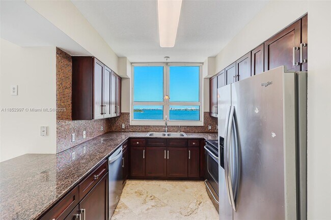 Building Photo - 2000 N Bayshore Dr