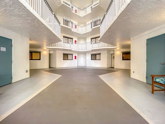 Building Photo - Fully Furnished Beautiful 2 Bedroom Seasca...