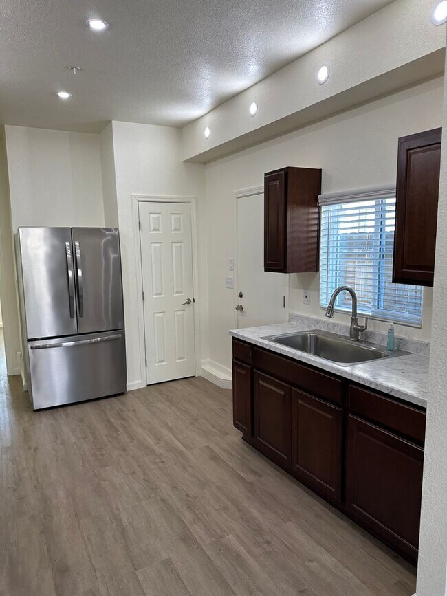 Building Photo - Beautiful Northside Los Banos Rental