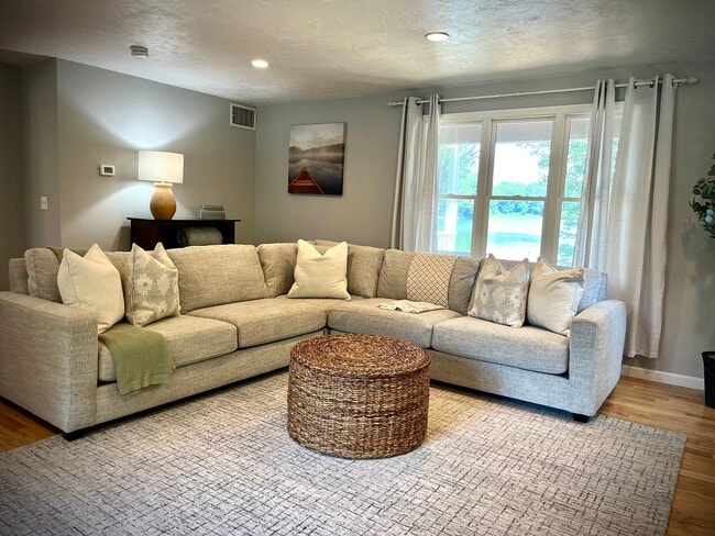 Building Photo - 56 Goldfinch Ln