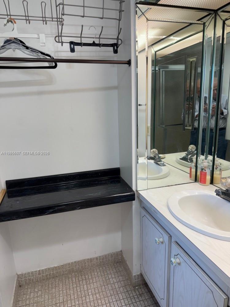 Building Photo - 3675 N Country Club Dr