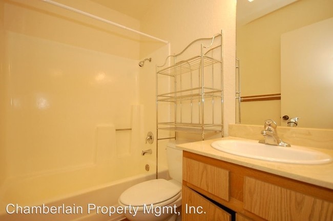 Building Photo - 237-239 Tamarack Ave