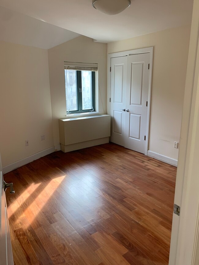 Building Photo - 8315 Kew Gardens Rd