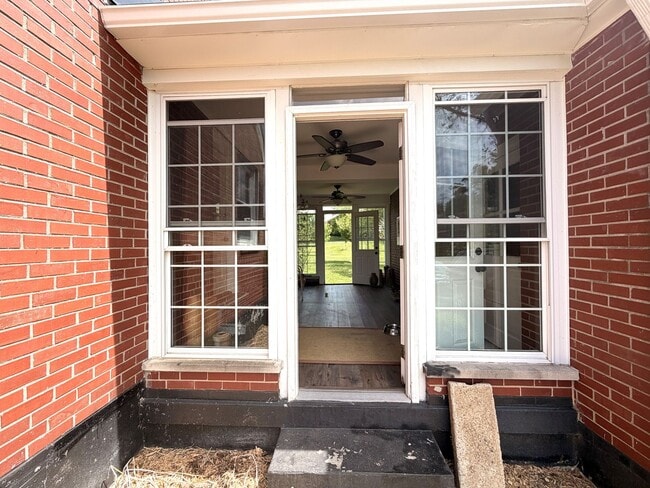 Building Photo - Hilltop Charm in Floyds Knobs – Spacious All-Brick Beauty with Room to Grow!