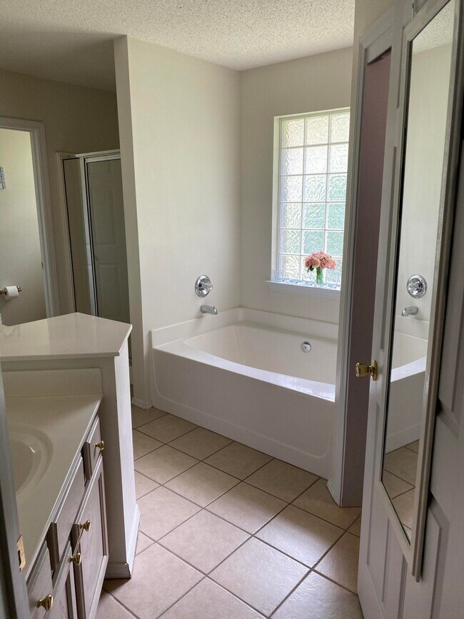 Building Photo - 2800 Pinnacle Point Dr