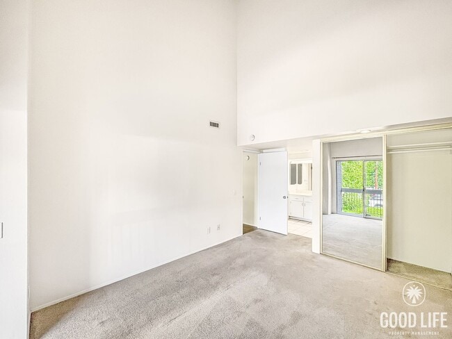 Building Photo - Beautiful 2B/2BA Townhouse with Attached 2...