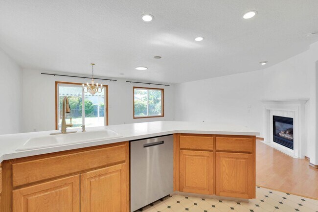 Building Photo - Bright, roomy 3-bdrm/2-bath home w/ office...