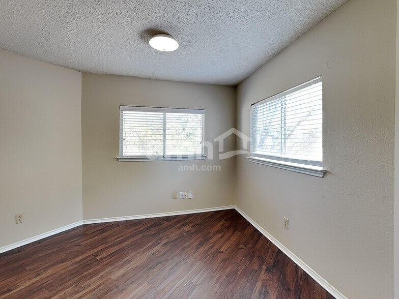 Building Photo - 438 Terra Cotta