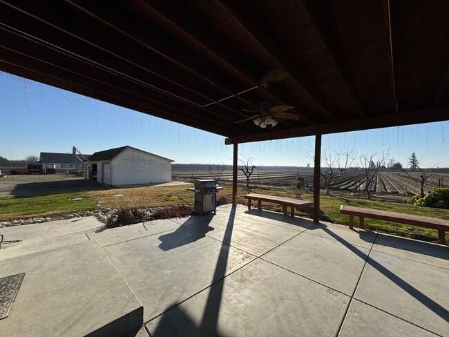 Building Photo - Country-style home with 3 bedrooms, Upstairs Den/Office, 2 baths offering a charming and peaceful...