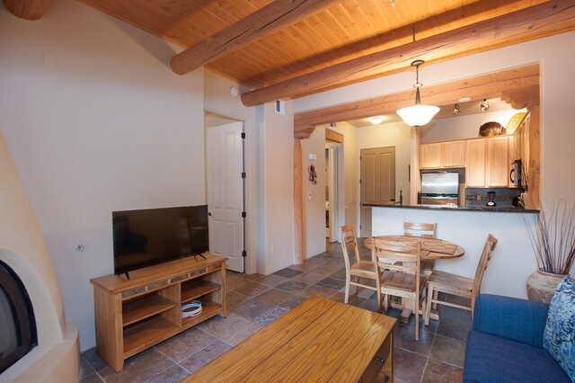 Building Photo - 1405 Vegas Verdes Dr