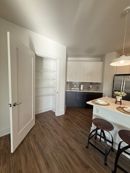 Building Photo - 455 Legends Pl