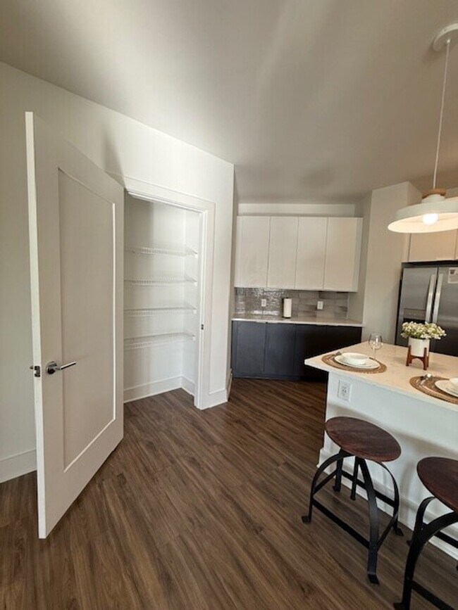 Building Photo - 455 Legends Pl