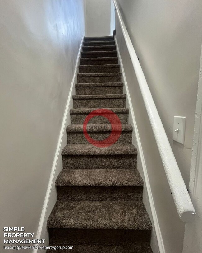 Building Photo - Massive 5 bedroom 1 bath house with fence in yard