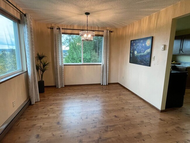 Building Photo - Lovely Home with wonderful Views and a Mas...